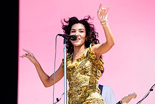 「オリヴィア・ディーン、『SNL』初出演で「Man I Need」と「Let Alone the One You Love」を披露」