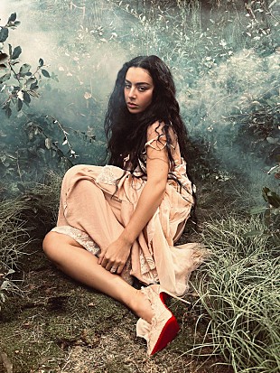 「チャーリーxcx、映画『嵐が丘』サントラより「Chains of Love」MV公開」