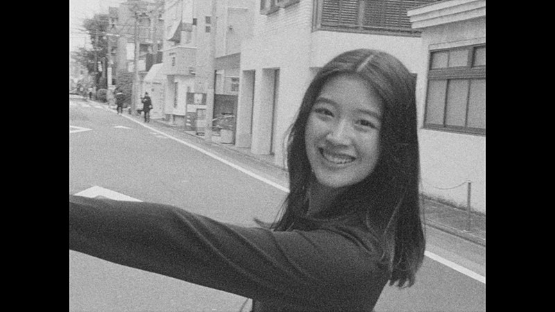 「藤原さくら、2017年の楽曲「赤」新MV公開 朝ドラ『虎に翼』の川床明日香&ジュノンボーイ渡邉多緒が出演」1枚目/6