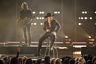 「タッカー・ウェットモア、米ナッシュビルの困窮家庭に100羽超のターキーを寄付　サンクスギビングで支援広がる」