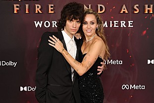 「マイリー・サイラス、ミュージシャンのマックス・モランドと婚約」