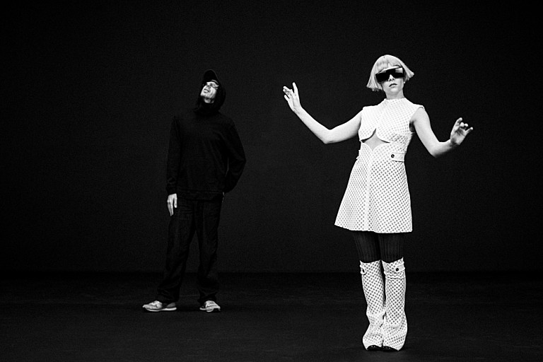 「トム・ローランズ（ザ・ケミカル・ブラザーズ）×オーロラ＝TOMORA、デビュー曲「Ring The Alarm」MV公開」