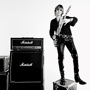 トーマス・ラッジ「マネスキンのトーマス・ラッジ、トム・モレロ／チャド・スミス／ハマ・オカモトら参加ソロAL『マスカレード』リリース」