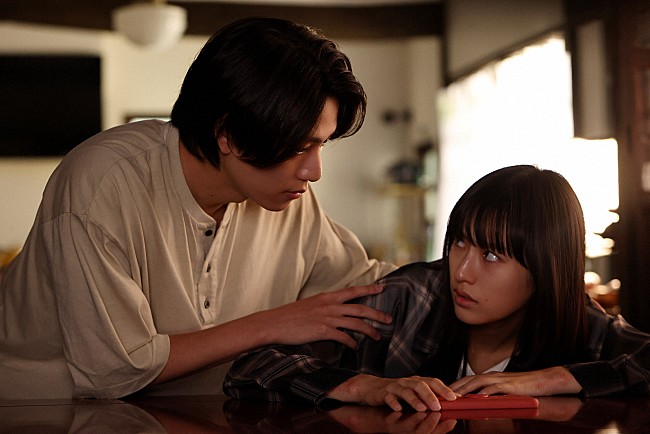 「「ひと夏の共犯者」“巧巳”橋本将生と“眞希”恒松祐里は「切ない両思い」 「キス未遂からのハグシ－ンが美しかった」」1枚目/1