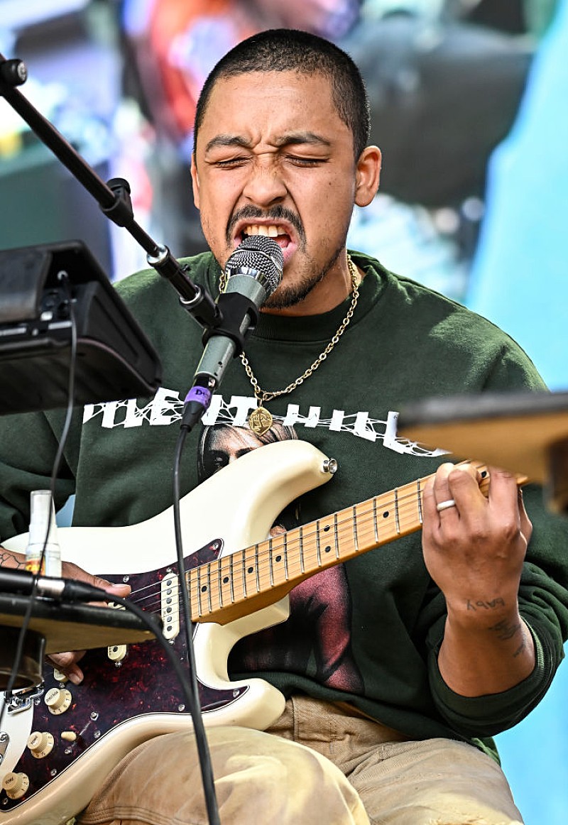 「ディジョン、米TV番組『SNL』で3曲披露　ボン・イヴェールも参加」1枚目/1