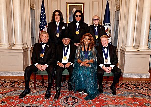 「KISS／グロリア・ゲイナーら、【ケネディ・センター名誉賞】受賞者へトランプ米大統領がメダル授与」