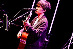 ｍａｔｅｒｉａｌ　ｃｌｕｂ「＜ライブレポート＞ベボベ小出祐介率いるバンドmaterial club、ハプニングさえ楽しみながら響かせた会心のアンサンブル」