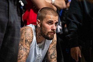 「ジャスティン・ビーバー、「Baby」MVのボウリング場にて同曲をアカペラで披露」