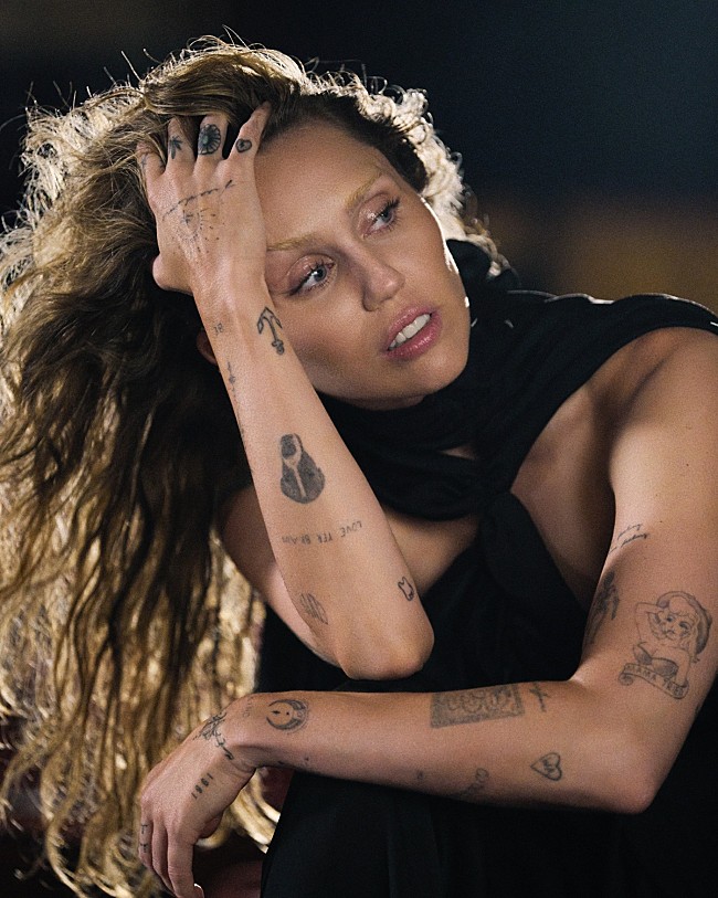 「マイリー・サイラス、映画『アバター：ファイヤー・アンド・アッシュ』エンドソング「Dream As One」MV公開」1枚目/2