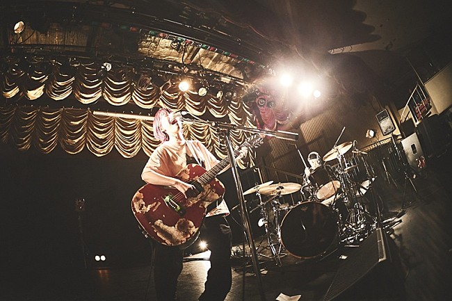 「鈴木実貴子ズ、物販未着＆弦が切れるなどのトラブル乗り越え大団円　自身最大規模ワンマン【危機一発】レポート到着」1枚目/15