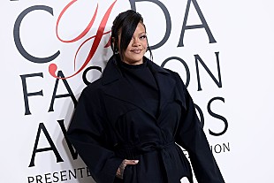 「リアーナ、マライア・キャリーの公演ではしゃぎすぎて“座って”と注意される」