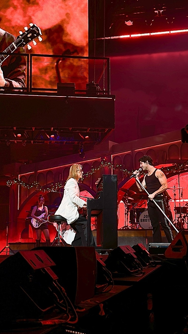 「YOSHIKI、ジョナス・ブラザーズのNYツアー・ファイナルに“ぶっつけ本番”でゲスト出演」1枚目/4