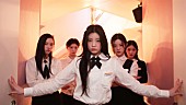 「ILLIT、魔法のレストランでクラシカルな制服ルックでパフォーマンス「Sunday Morning」MV公開」1枚目/1