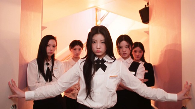 「ILLIT、魔法のレストランでクラシカルな制服ルックでパフォーマンス「Sunday Morning」MV公開」1枚目/1