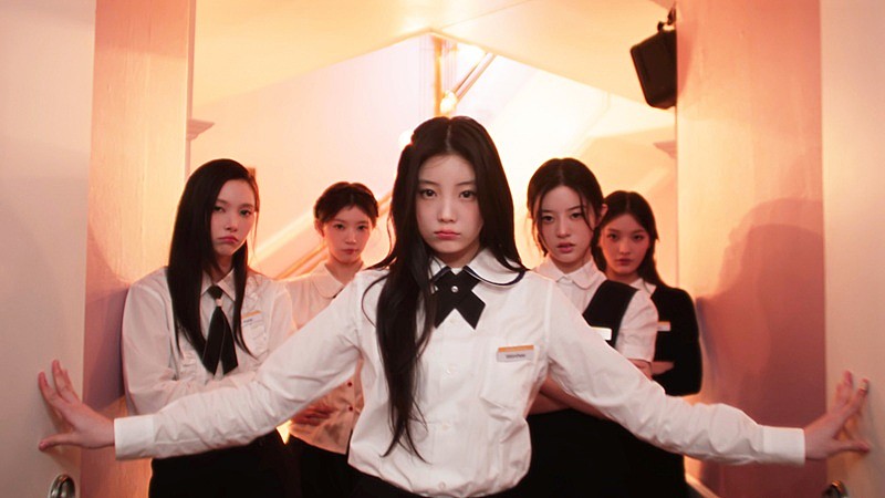 「ILLIT、魔法のレストランでクラシカルな制服ルックでパフォーマンス「Sunday Morning」MV公開」1枚目/1