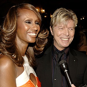 デヴィッド・ボウイ「故デヴィッド・ボウイ、妻のイマンが新しいタトゥーで没後10年を偲ぶ」