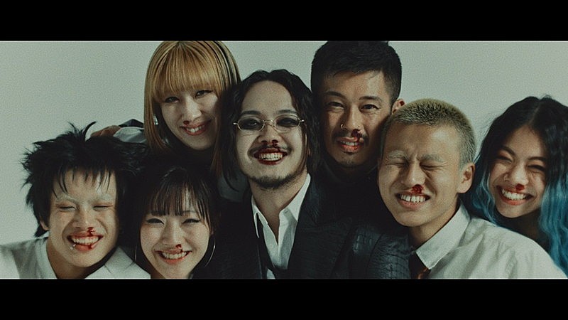 「TOOBOE、ファニーで不思議な「GUN POWDER」MV公開」1枚目/4