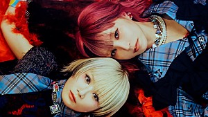 Reol「Reol×LiSAがホームパーティー、過去オマージュも散りばめられた「DEAD CENTER」MVで」