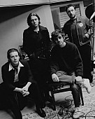 「アークティック・モンキーズ「Opening Night」公開、紛争の影響を受ける子どもたち支援チャリティAL収録」1枚目/2