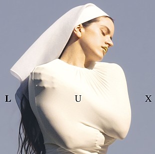 「ロザリア、「Berghain」和訳付きMV公開」