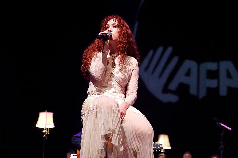 「チャペル・ローン、受賞スピーチで“お金を持っている人は誰であれ、手放す義務がある”と発言」1枚目/1