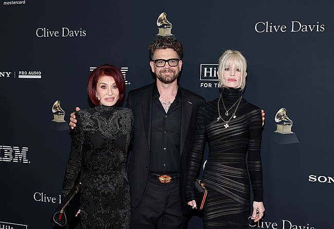 「【第68回グラミー賞授賞式(R)】シャロン・オズボーン、亡き夫オジー追悼パフォーマンスを称賛「音楽史に刻まれた瞬間」」1枚目/1