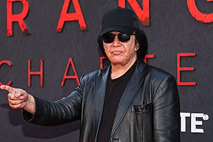 「KISSジーン・シモンズ、テイラー・スウィフトの人気をビートルマニアになぞらえる「ほとんどカルト的」」