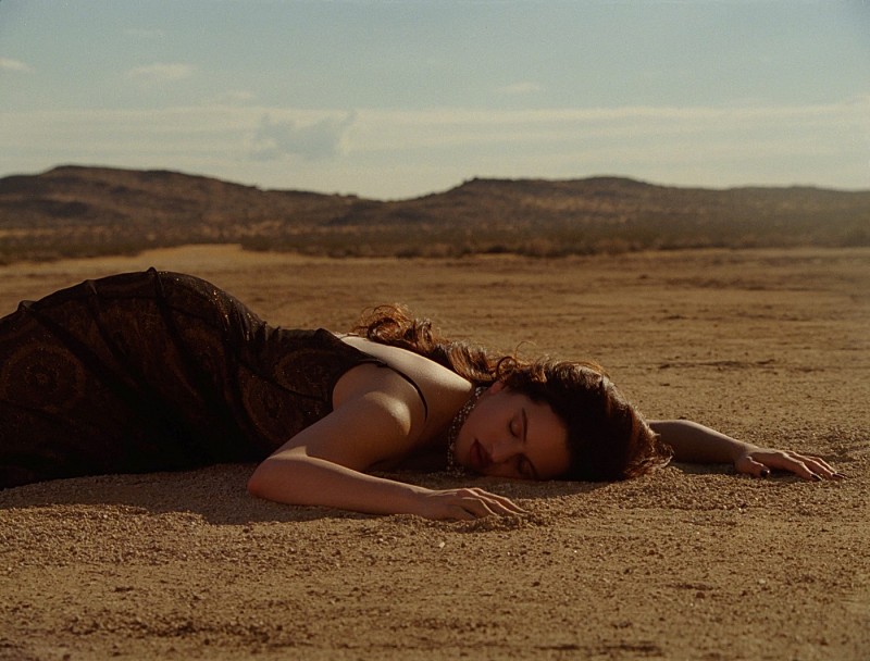 「ロザリア、「Sauvignon Blanc」MVで砂漠が舞台のラブストーリー展開」1枚目/2