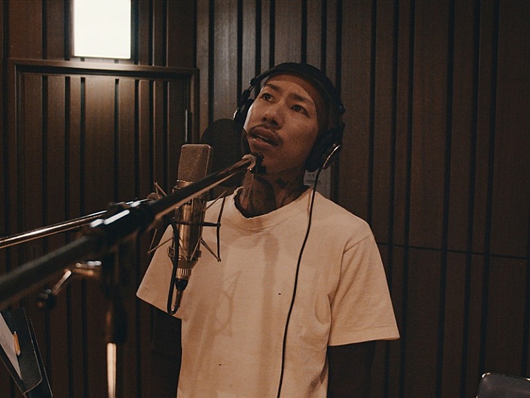 千葉雄喜「千葉雄喜が「上を向いて歩こう」カバー、ファミマ「コンビニエンスウェア」初のTVCMに起用」