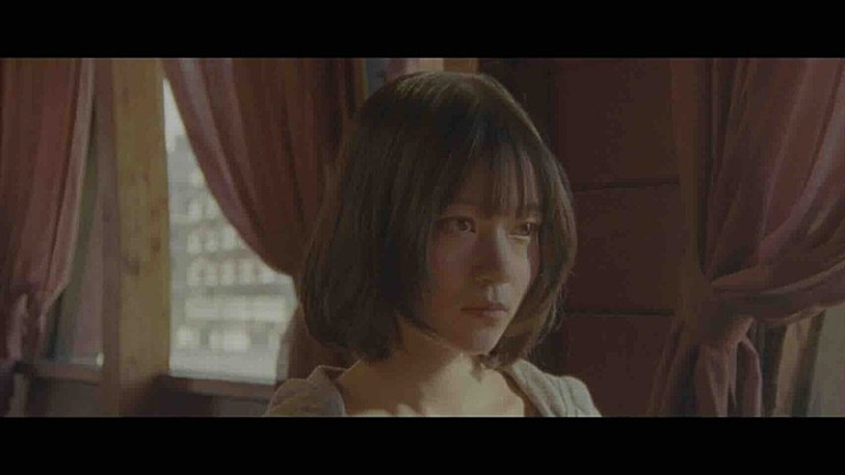 さとうもか「さとうもか、別れを告げる側の葛藤を描いた逆失恋ソング「喫茶ドエル」MVに店員役で出演」