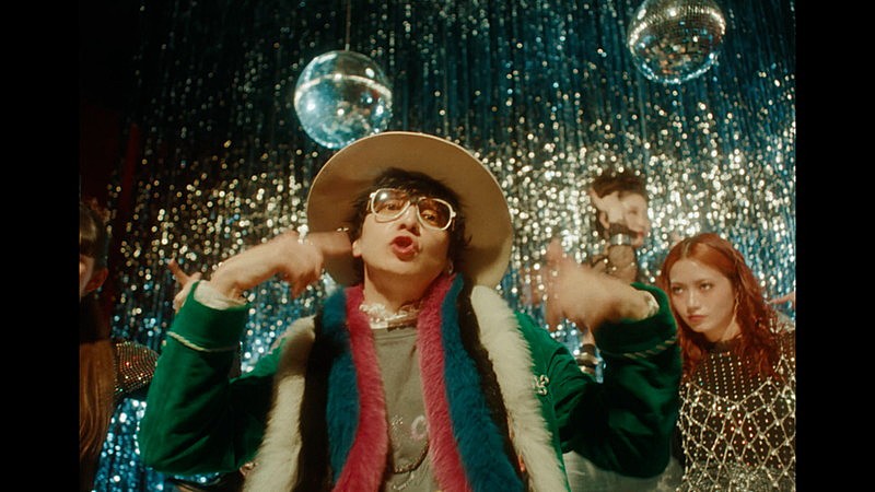 「『生田斗真 / スーパーロマンス (Official Music Video)』場面写真」2枚目/5