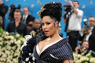 「ニッキー・ミナージュ、トランプ米大統領から贈られた署名入り聖書を披露「最も意味のある贈り物のひとつ」」