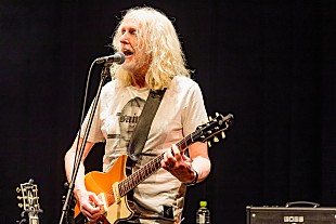 「＜ライブレポート＞マーティン・マクアルーン、来日公演完遂――名盤『Steve McQueen』の全曲再現で魅せた40年の物語」