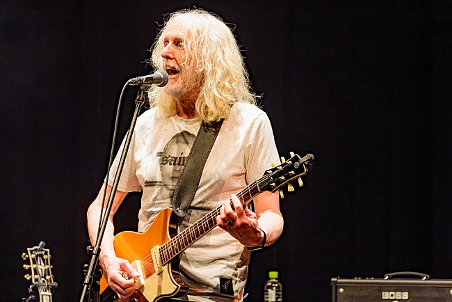 「＜ライブレポート＞マーティン・マクアルーン、来日公演完遂――名盤『Steve McQueen』の全曲再現で魅せた40年の物語」1枚目/16