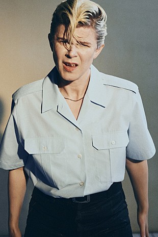 「ロビン、Acne Studiosの2026年春夏キャンペーンに起用」