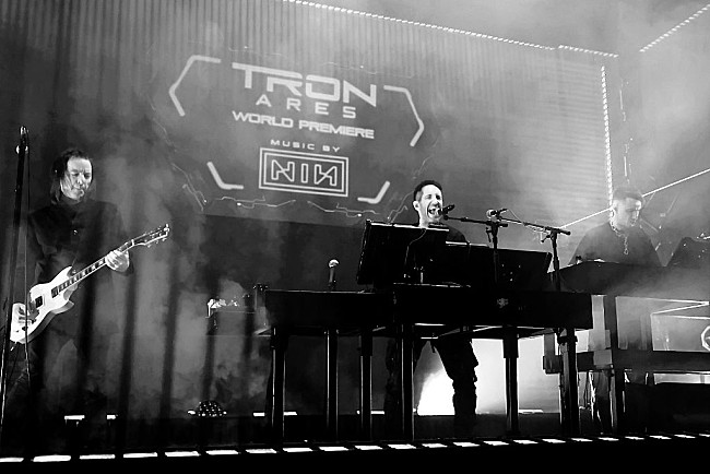 「ナイン・インチ・ネイルズ、映画『トロン:アレス』サントラのコンパニオン作『Tron Ares: Divergence』配信」1枚目/1