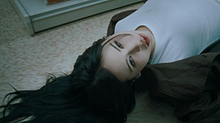 「Lizaが深夜のコンビニで引き摺られる、数々の怪奇現象が「夜勤事件」MVに」