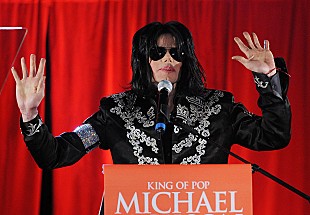 「マイケル・ジャクソン遺産財団、“第二の家族”きょうだいから児童性的人身売買訴訟を起こされる」