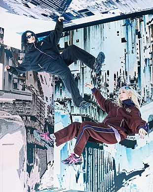 「YOASOBI、ASICSとのコラボレーションアイテムを発表＆本人出演のメインムービーを公開」