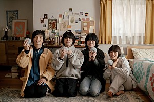 Homecomings「Homecomings、主題歌を務めるドラマ『冬のなんかさ、春のなんかね』の撮影スタジオへ表敬訪問」