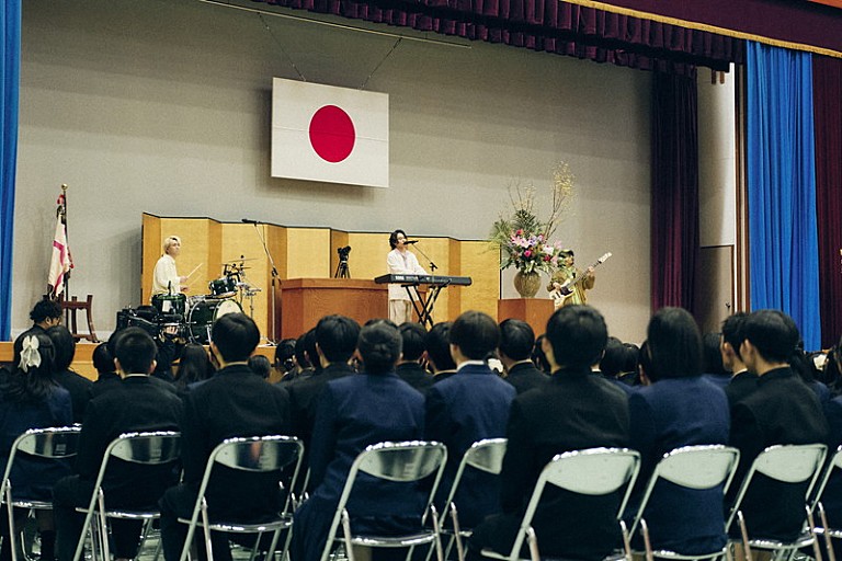 Omoinotake「Omoinotake、高校での卒業式サプライズライブより「Wonderland」映像公開」