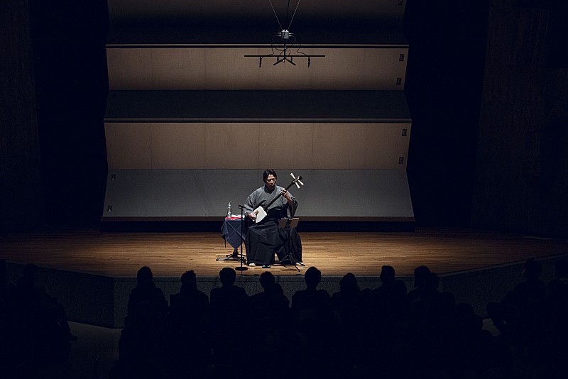 「＜ライブレポート＞上妻宏光がソロデビュー25周年ツアー東京公演で魅せた三味線の真髄　浅野祥＆チョン・ジェイルと共演」1枚目/6