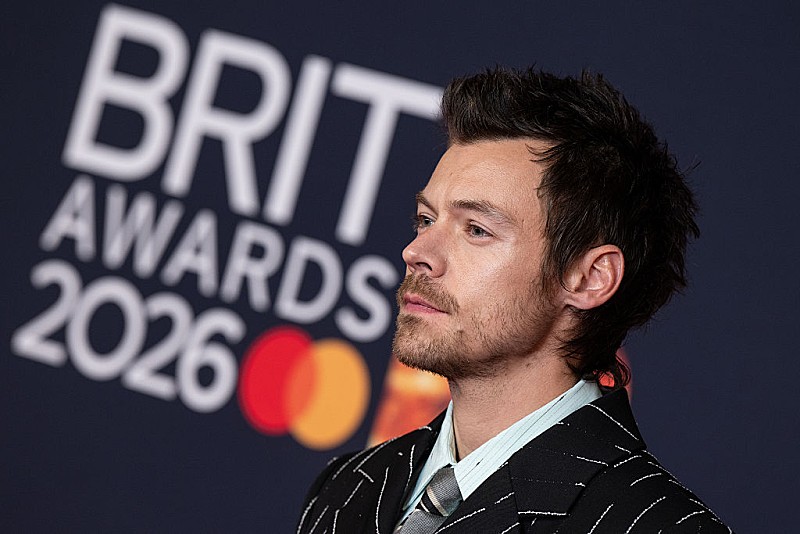 「ハリー・スタイルズ、クィアベイティング疑惑に言及し『SNL』モノローグでベン・マーシャルにキス」1枚目/1