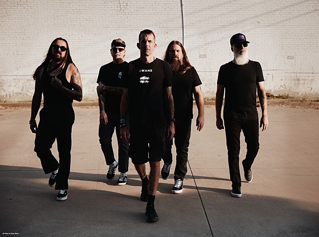 「ラム・オブ・ゴッド、コミュニティの重要性を歌う「セント・キャサリンズ・ホイール」MV公開」1枚目/2