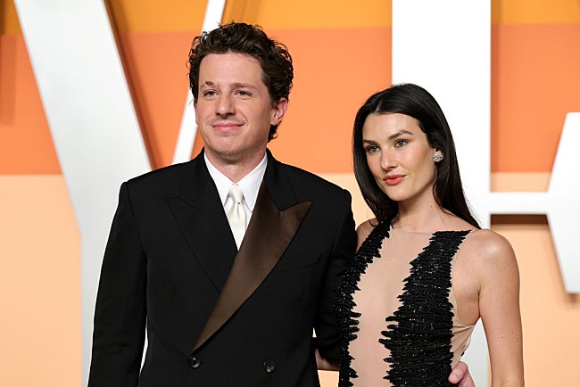 「チャーリー・プース、第1子ジュード誕生を祝して「Hey Jude」を披露」1枚目/1