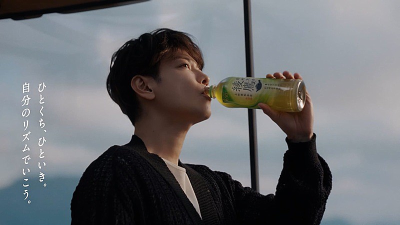 「宇多田ヒカル、佐藤健が出演「綾鷹」新CMに新曲「パッパパラダイス」起用&ラジオで音源フル尺OAも」1枚目/2