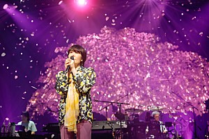 原由子「<ライブレポート>原 由子、古都を舞台に45周年の旅路を軽やかに魅せたアニバーサリーライブ」