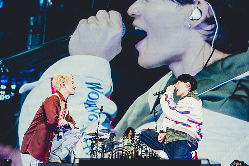 「<ライブレポート>ONE OK ROCKがUVERworldと果たした16年越しの約束 スタジアムで繰り広げる絶対王者2組のガチンコ勝負」1枚目/12