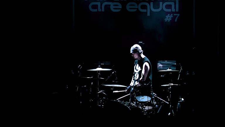 AA=「AA=、最新ライブ映像作品『TOUR #7』より「BLUE & YELLOW」公開」