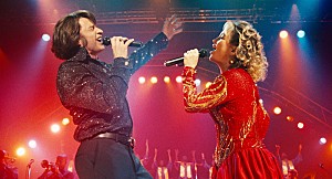 「ヒュー・ジャックマンとケイト・ハドソンがトリビュートバンド結成、『ソング・サング・ブルー』本編歌唱シーン公開」